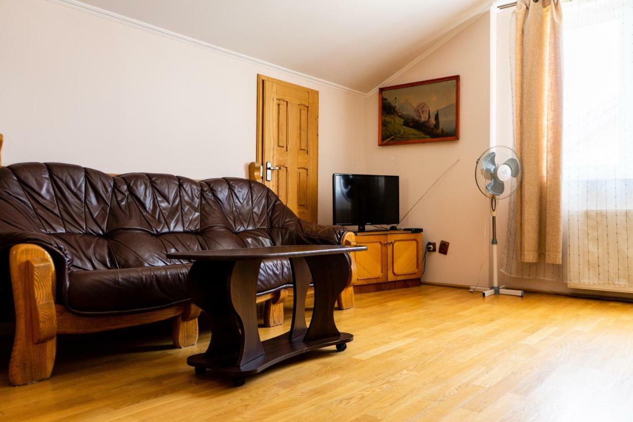 Hostel Villa Roma Lviv Exteriör bild