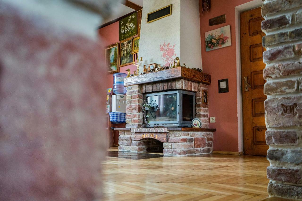 Hostel Villa Roma Lviv Exteriör bild