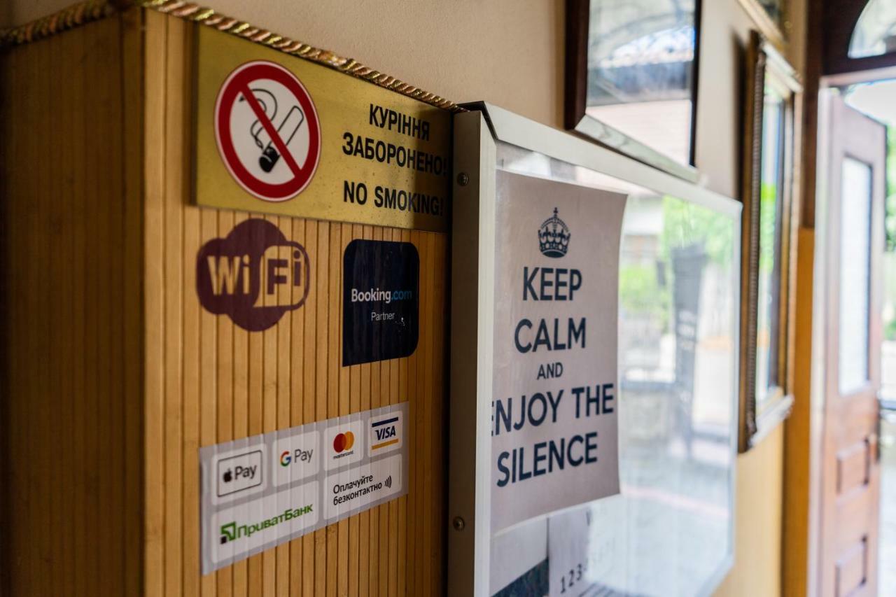 Hostel Villa Roma Lviv Exteriör bild