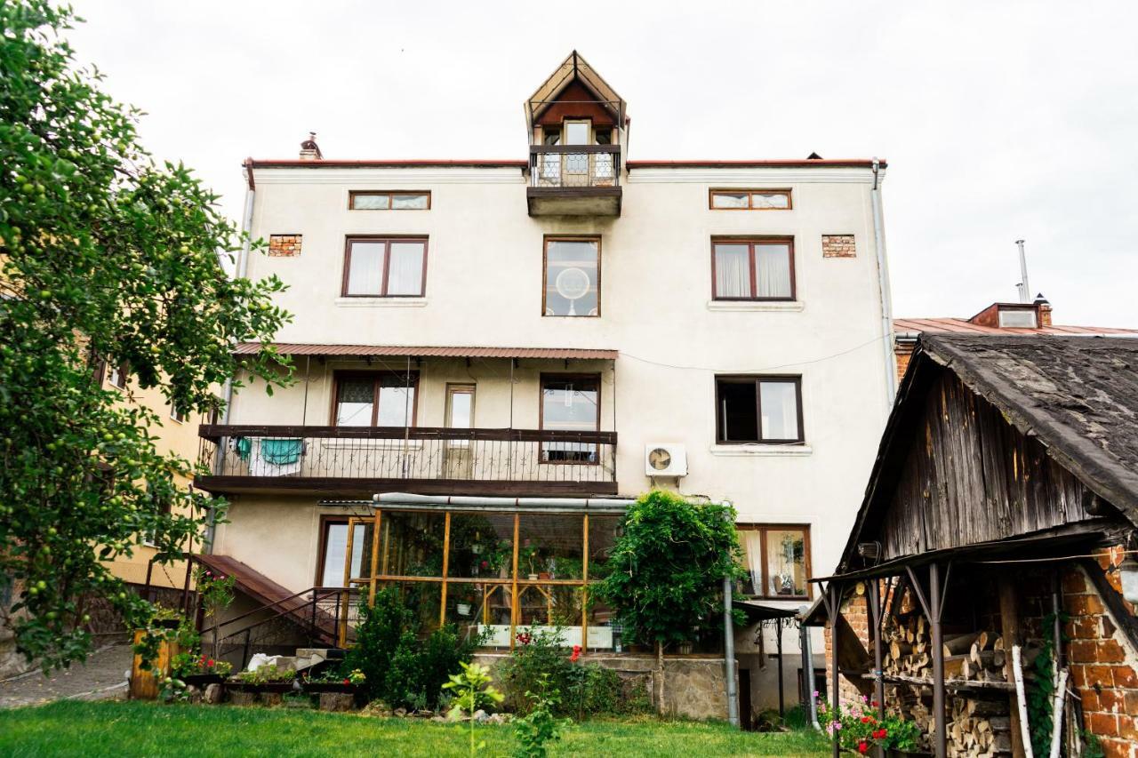 Hostel Villa Roma Lviv Exteriör bild