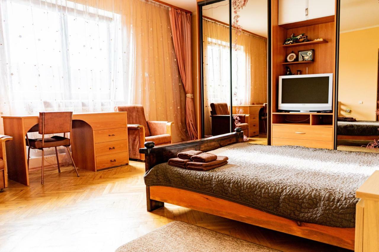 Hostel Villa Roma Lviv Exteriör bild