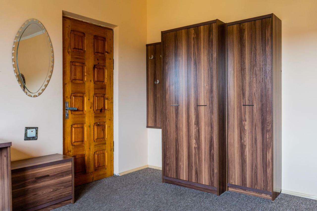 Hostel Villa Roma Lviv Exteriör bild